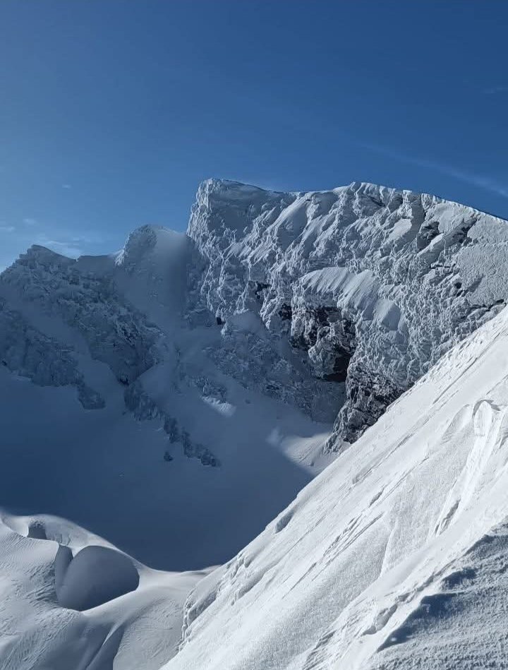 El aspecto que presenta el Corral del Veleta es verdaderamente alucinante. Estoy convencido de que tiene que haber zonas -como la de la esquina inferior izquierda de la fotografía- con espesores de nieve superiores a 10-15 m. ¿Qué pensáis? 📷: Eduardo Armiño Músico Luthier.