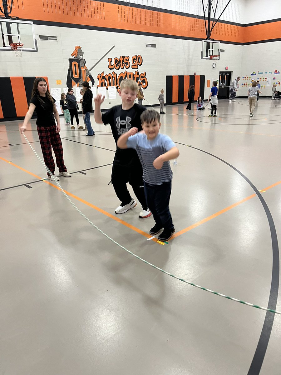 AmyKonoff's tweet photo. 5th graders helping out our kindergarteners to jump long rope for Kids Heart Challenge. #otsegoknights #kidsheartchallenge #longjumprope https://t.co/iiUcT6CxpQ