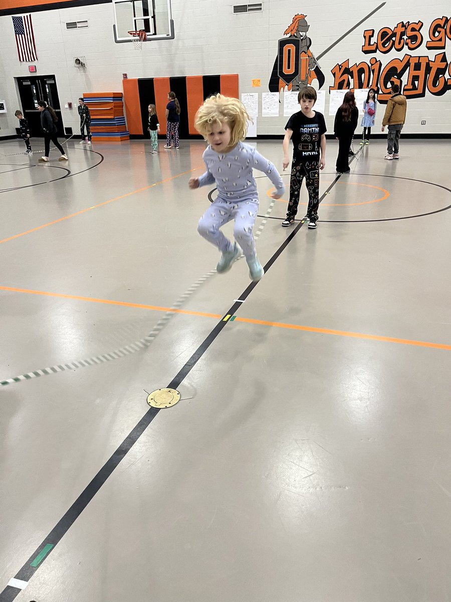 AmyKonoff's tweet photo. 5th graders helping out our kindergarteners to jump long rope for Kids Heart Challenge. #otsegoknights #kidsheartchallenge #longjumprope https://t.co/iiUcT6CxpQ