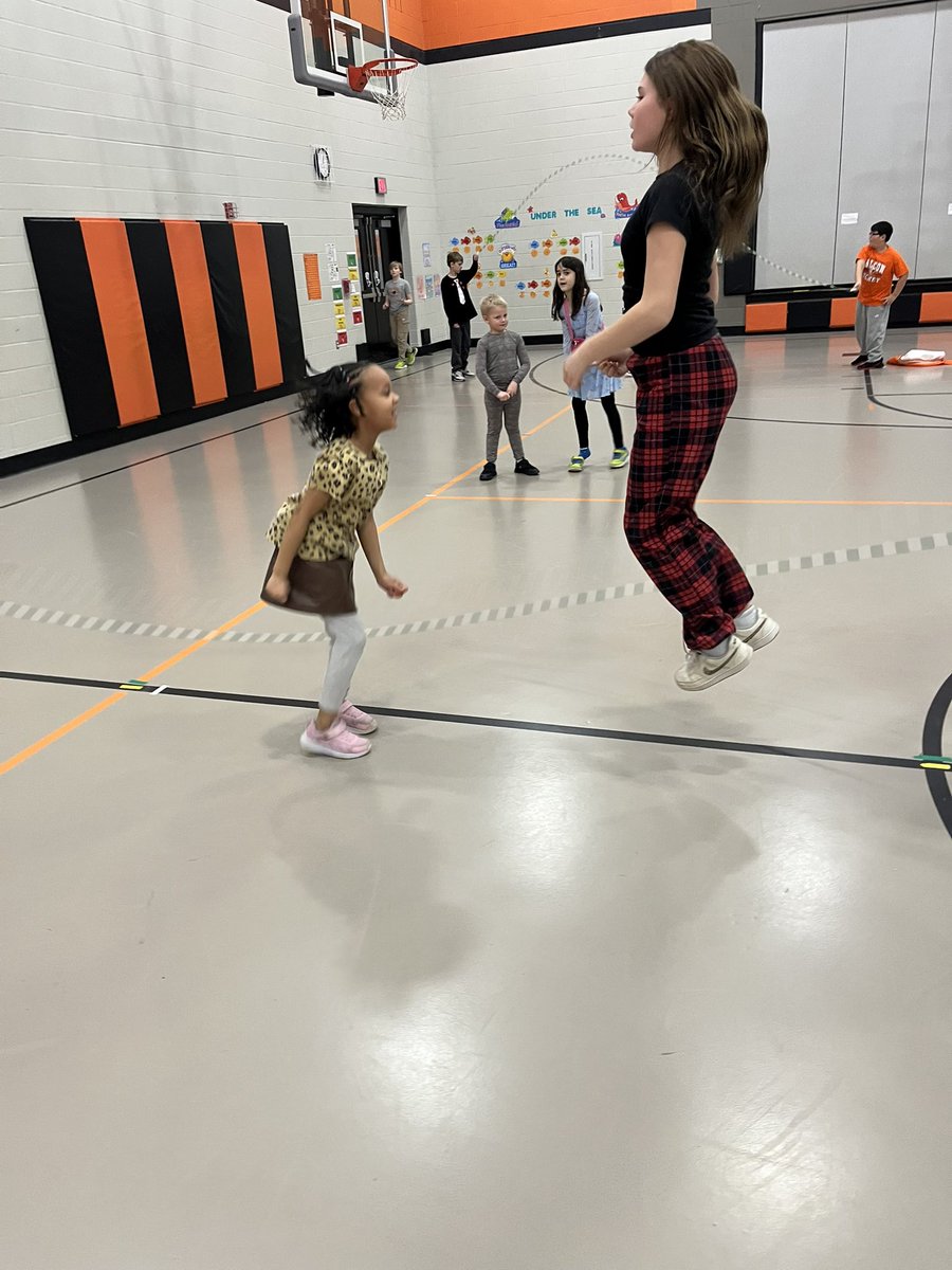 AmyKonoff's tweet photo. 5th graders helping out our kindergarteners to jump long rope for Kids Heart Challenge. #otsegoknights #kidsheartchallenge #longjumprope https://t.co/iiUcT6CxpQ