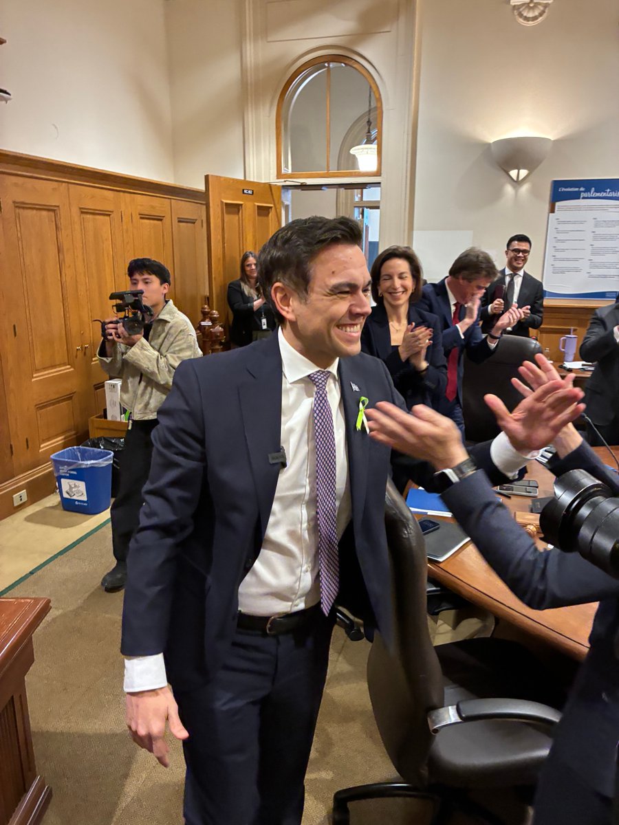 PhilipAuthier's tweet photo. Newly acclaimed ⁦@LiberalQuebec⁩ leader Charles Milliard ⁦@CharlesMilliard⁩ makes his first entrance to party caucus. https://t.co/pyZiqPV8m6