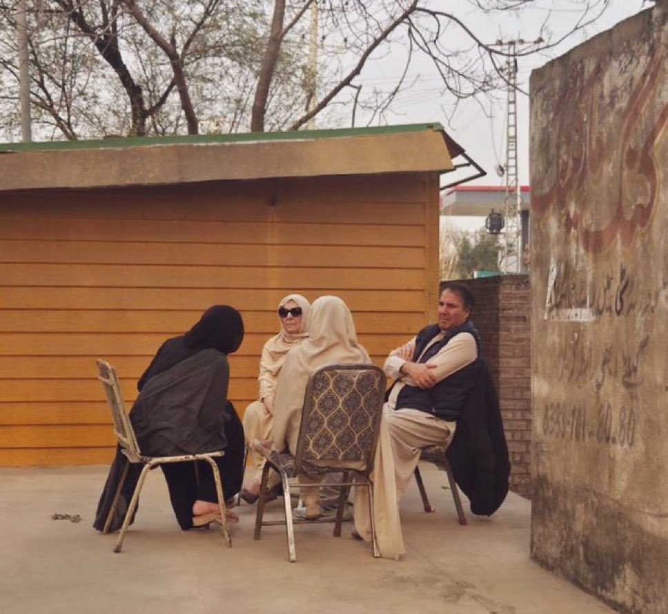 warrashot's tweet photo. Brother suffers in jail, lost an eye. sisters suffer outside. Their only crime is standing for right and truth. 

Shaukat Khanum's children paying a heavy price for loyalty to the soil 💔 https://t.co/xGJDlZ04PZ