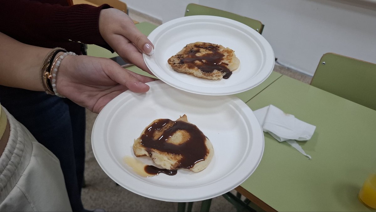 guillenpp's tweet photo. Celebrating #Pancakeday at #EOITorrevieja 🤩!! Those maple syrup &amp; chocolate toppings are absolutely delicious 👌🏻😋😍!!
#Englishdepartment #Englishtraditions https://t.co/iNrQlxmv2Q