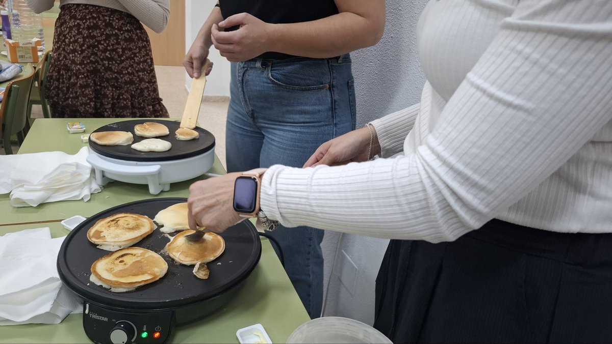 guillenpp's tweet photo. Celebrating #Pancakeday at #EOITorrevieja 🤩!! Those maple syrup &amp; chocolate toppings are absolutely delicious 👌🏻😋😍!!
#Englishdepartment #Englishtraditions https://t.co/iNrQlxmv2Q