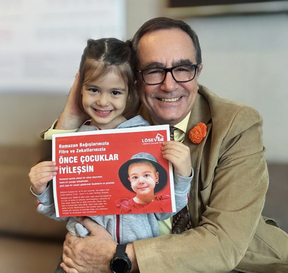 KARŞINIDA PRENSES SÜMEYYE
Siz onu geçmiş senelerdeki Ramazan dergilerimizin kapağında hepimize,
“ ÖNCE ÇOCUKLAR İYİLEŞSİN “ diye seslenişi ile tanıyorsunuz.
Evet Sümeyye, Lösemi Canavarını yendi, iyileşti ve bu sene okula başladı.
İyi ki LÖSEV
İyi ki LÖSEV’liyiz
Bağışlar LÖSEV’e.