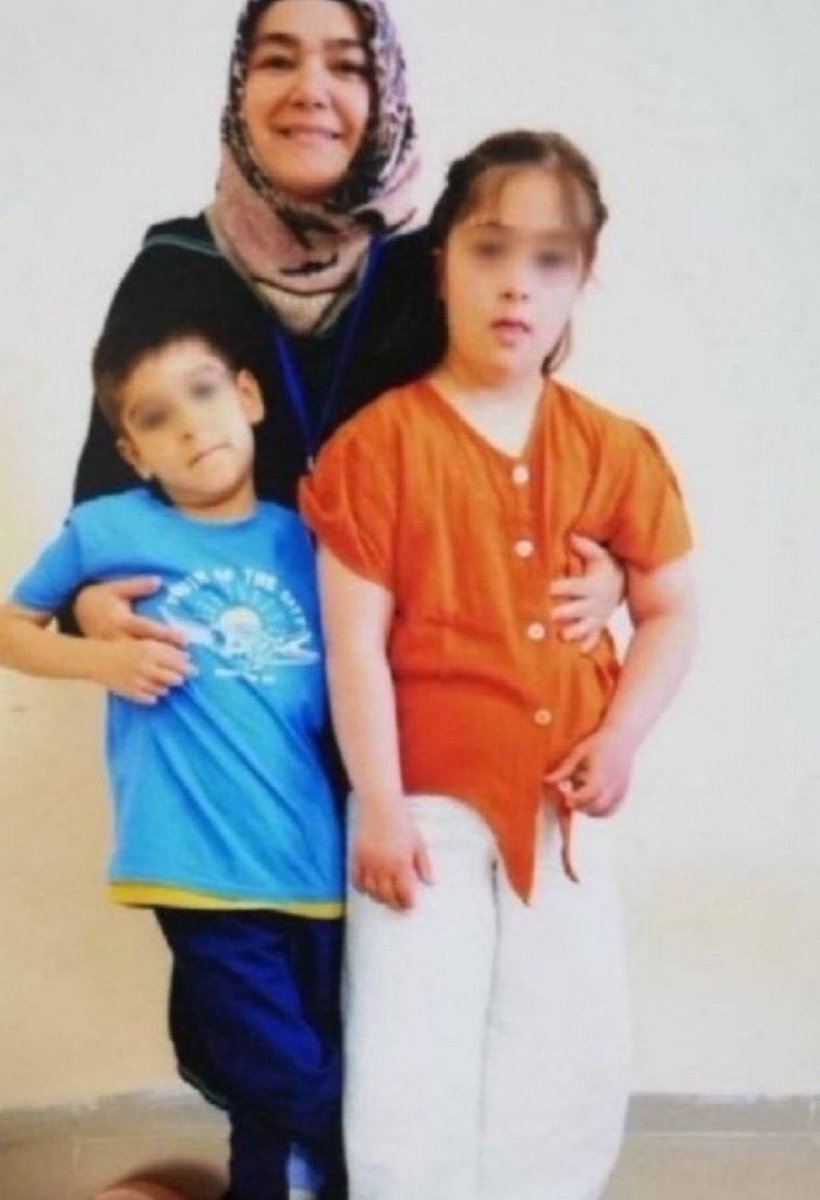 KHK ile kapatılan eğitim kurumlarında görev yapan Türkçe öğretmeni Özlem Sarıçelik 2020 yılından bu yana Eskişehir Cezaevinde tutuklu bulunuyor. %90 engelli ve Down sendromlu olan kızı Elif Sinem, özel bakım ve desteğe ihtiyaç duyuyor. 
<a href="/elifesendeva/">Elif Esen</a> 
AskeriÖğrencinin Çığlığı