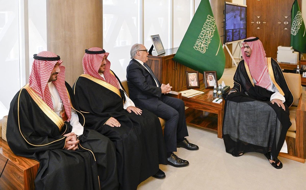 rkn1199's tweet photo. محافظ الدرعية الأمير راكان بن سلمان يقوم بمهام عمله ويستقبل الرئيس التنفيذي لشركة الدرعية وأعضاء هيئة تطوير بوابة الدرعية https://t.co/z6fgSC0MbE