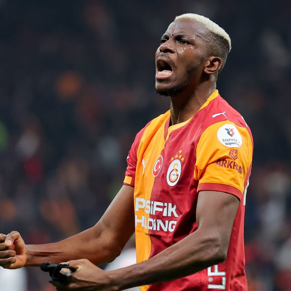 ActuFoot_'s tweet photo. 🚨 𝗩𝗜𝗖𝗧𝗢𝗥 𝗢𝗦𝗜𝗠𝗛𝗘𝗡 🇳🇬 𝗔 𝗧𝗥𝗢𝗨𝗩𝗘́ 𝗦𝗔 𝗠𝗔𝗜𝗦𝗢𝗡 𝗘𝗧 𝗦𝗢𝗡 𝗕𝗢𝗡𝗛𝗘𝗨𝗥 𝗔̀ 𝗚𝗔𝗟𝗔𝗧𝗔𝗦𝗔𝗥𝗔𝗬. 🏠🥰

🗣️ « Je suis dans 𝘂𝗻 𝗰𝗹𝘂𝗯 𝗲𝘁 𝘂𝗻𝗲 𝘃𝗶𝗹𝗹𝗲 𝗾𝘂𝗲 𝗷’𝗮𝗱𝗼𝗿𝗲 absolument.

J’ai eu 𝗹𝗮 𝗰𝗵𝗮𝗻𝗰𝗲 𝗱𝗲 𝘁𝗼𝗺𝗯𝗲𝗿 𝘀𝘂𝗿 𝗚𝗮𝗹𝗮𝘁���𝘀𝗮𝗿𝗮𝘆 en chemin. 🧡❤️

Il n’y a 𝗥𝗜𝗘𝗡 𝗗𝗘 𝗖𝗢𝗠𝗣𝗔𝗥𝗔𝗕𝗟𝗘 𝗔̀ 𝗚𝗔𝗟𝗔, l’amour des supporters… 🤩 »

🎙️ @Gazzetta_it