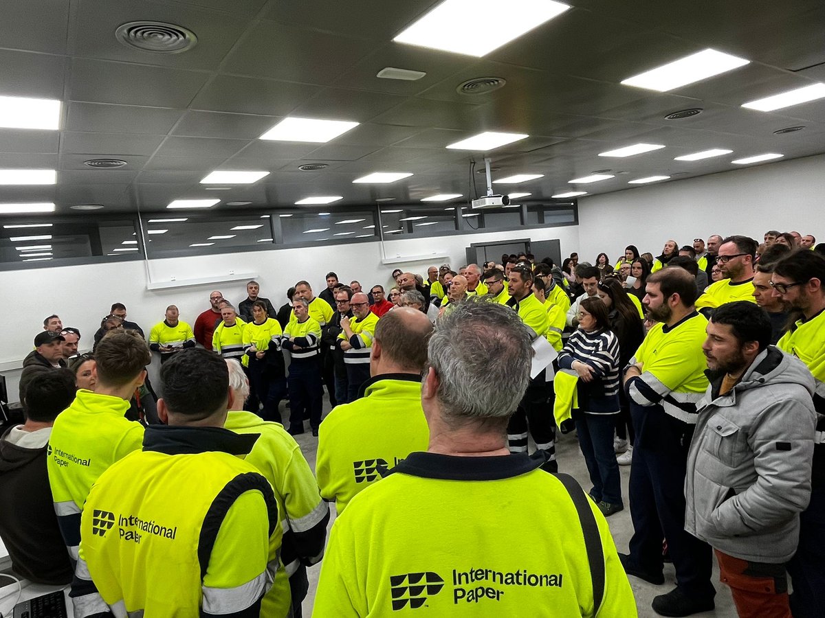 Assemblea multitudinària de les persones treballadores de Cartonajes Internacional de Montblanc i Valls que faran vaga indefinida a partir del 24 de febrer. #Pelmantenimentdelsllocsdetreball #NOALTANCAMENT