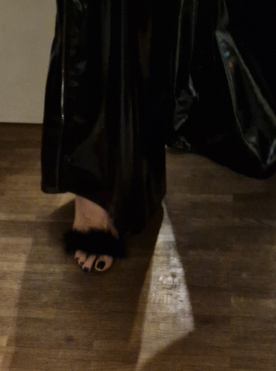 Good evening feet admirers
♡ kinky night out ♡ femdom
footfetish ♡ feet
