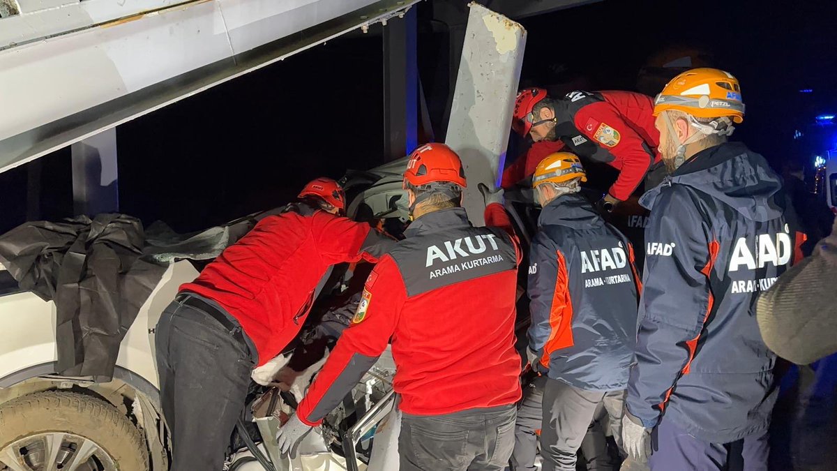 #AKUTOperasyon #AKUTRize ekibimizin, Sümer Köyü sahil otobanında yaşanan trafik kazasında araçta sıkışarak mahsur kalan 2 vatandaşımız için AFAD ve 112 ekibiyle birlikte çıktığı operasyonda; bir vatandaşımız yaralı hâlde araçtan çıkarılıp sağlık ekibine teslim edilmiş, diğer