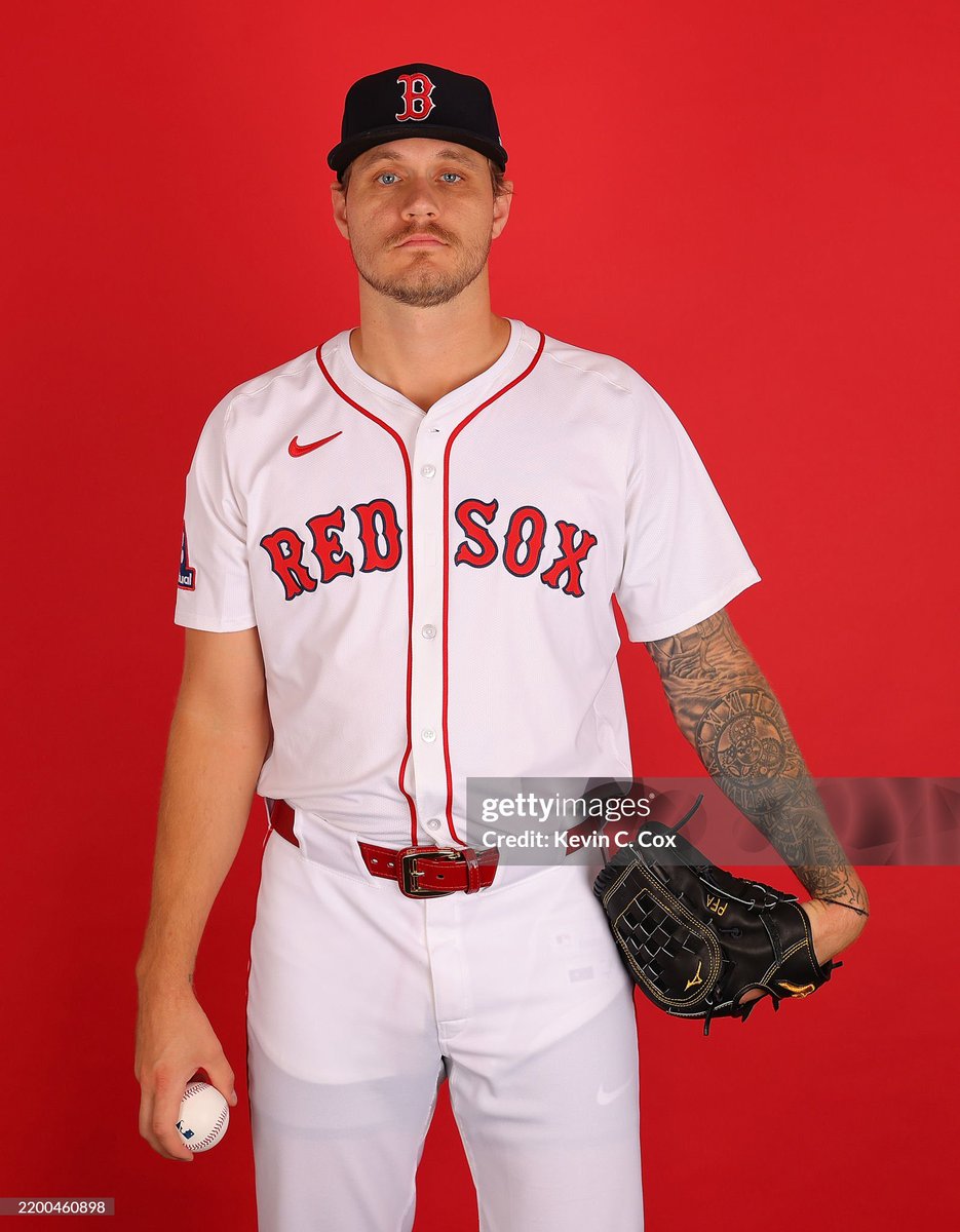 brendan_camp's tweet image. Compared to last year (left), there’s something off about the lettering on the Red Sox’ home whites this year (right).