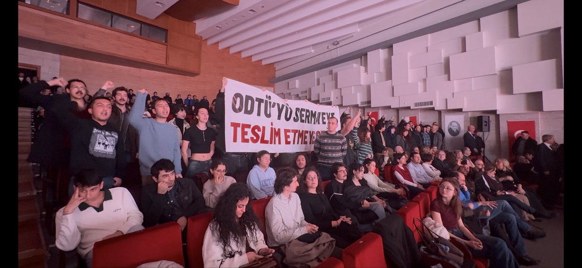 tkgodtu's tweet photo. ODTÜ’yü sermayeye teslim etmeyecek, bu okulun gerçek sahiplerinin kim olduğunu hatırlatacağız. 

Ne patronlardan ne de uşaklarından dinleyecek sözümüz yok. 

Şaşalı lansmanlara da süslü cümlelerle de kanmayız. Okulumuz ve geleceğimizin sermayeye peşkeş çekilmesine izin vermeyeceğiz!

Gelenek de gelecek de biziz!