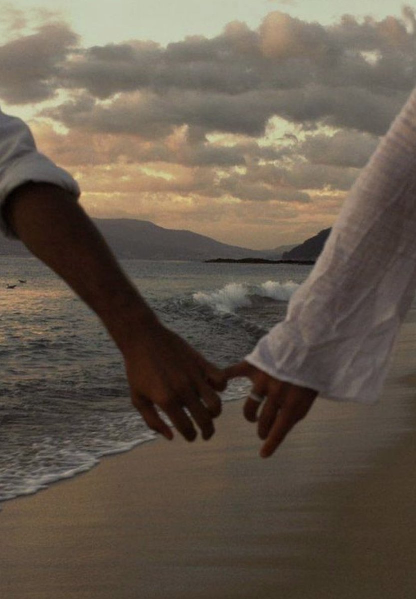 Que me importa el mundo
Que me importa nadie 
Si me siento millonario con sólo mirarte 
Si tus buenos días acompañando un beso es mi desayuno cuando me despierto🌊