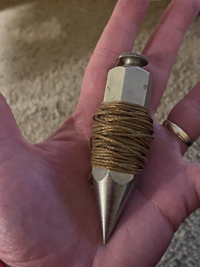 لقيت هذا بين أدوات جدي.

جلست أطالع فيه وأنا محتار…
وش هذا أصلًا؟

وش استخدامه؟
وهل له قيمة؟