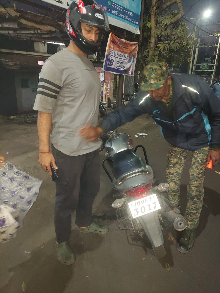 dhanbadpolice's tweet image. पुलिस का बड़ा एंटी-क्राइम अभियान। जिले में एक साथ चेकिंग। चौक-चौराहों व एंट्री प्वाइंट पर सघन जांच — अपराधियों में हड़कंप, आम लोगों में सुरक्षा का भरोसा बढ़ा।
#DhanbadPolice #AntiCrime #LawAndOrder
#TrafficRules #RoadSafety #JharkhandPolice #SafeCity