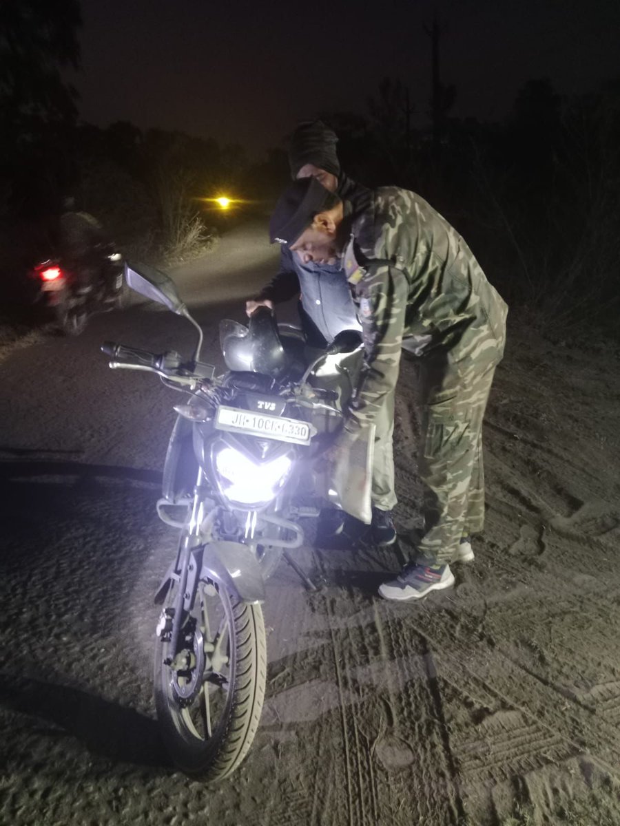 dhanbadpolice's tweet image. पुलिस का बड़ा एंटी-क्राइम अभियान। जिले में एक साथ चेकिंग। चौक-चौराहों व एंट्री प्वाइंट पर सघन जांच — अपराधियों में हड़कंप, आम लोगों में सुरक्षा का भरोसा बढ़ा।
#DhanbadPolice #AntiCrime #LawAndOrder
#TrafficRules #RoadSafety #JharkhandPolice #SafeCity