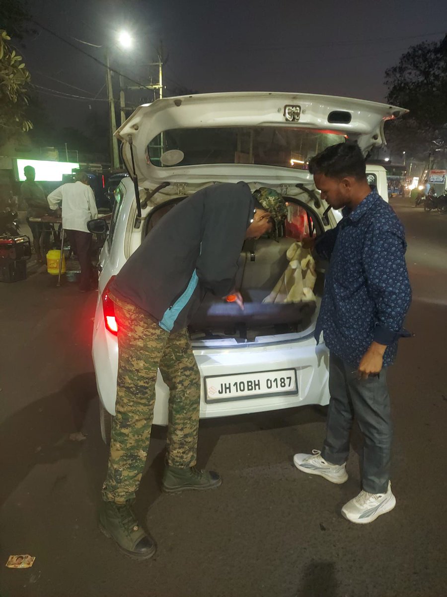 dhanbadpolice's tweet image. पुलिस का बड़ा एंटी-क्राइम अभियान। जिले में एक साथ चेकिंग। चौक-चौराहों व एंट्री प्वाइंट पर सघन जांच — अपराधियों में हड़कंप, आम लोगों में सुरक्षा का भरोसा बढ़ा।
#DhanbadPolice #AntiCrime #LawAndOrder
#TrafficRules #RoadSafety #JharkhandPolice #SafeCity