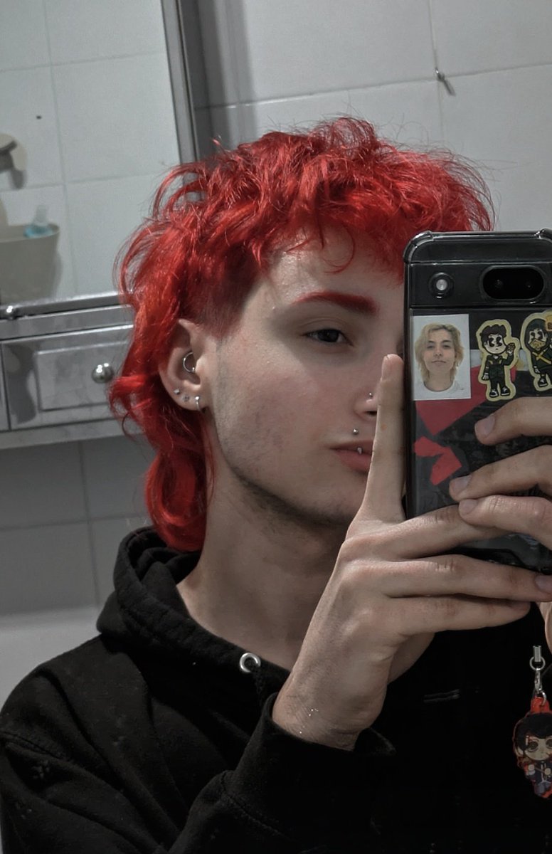 Soooo new hair? In my Spooky era ig :b