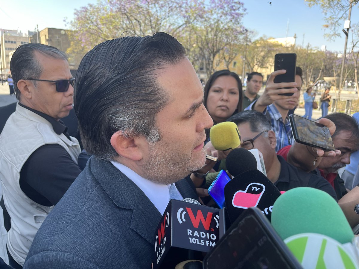 El Coordinador del Consejo de Cámaras Industriales de Jalisco, Antonio Lancasters, acudió al Congreso junto al presidente de la Mesa Directiva, Julio Hurtado, donde exhortó a trabajar para frenar la corrupción y evitar candidatos con antecedentes penales llegue al cargo