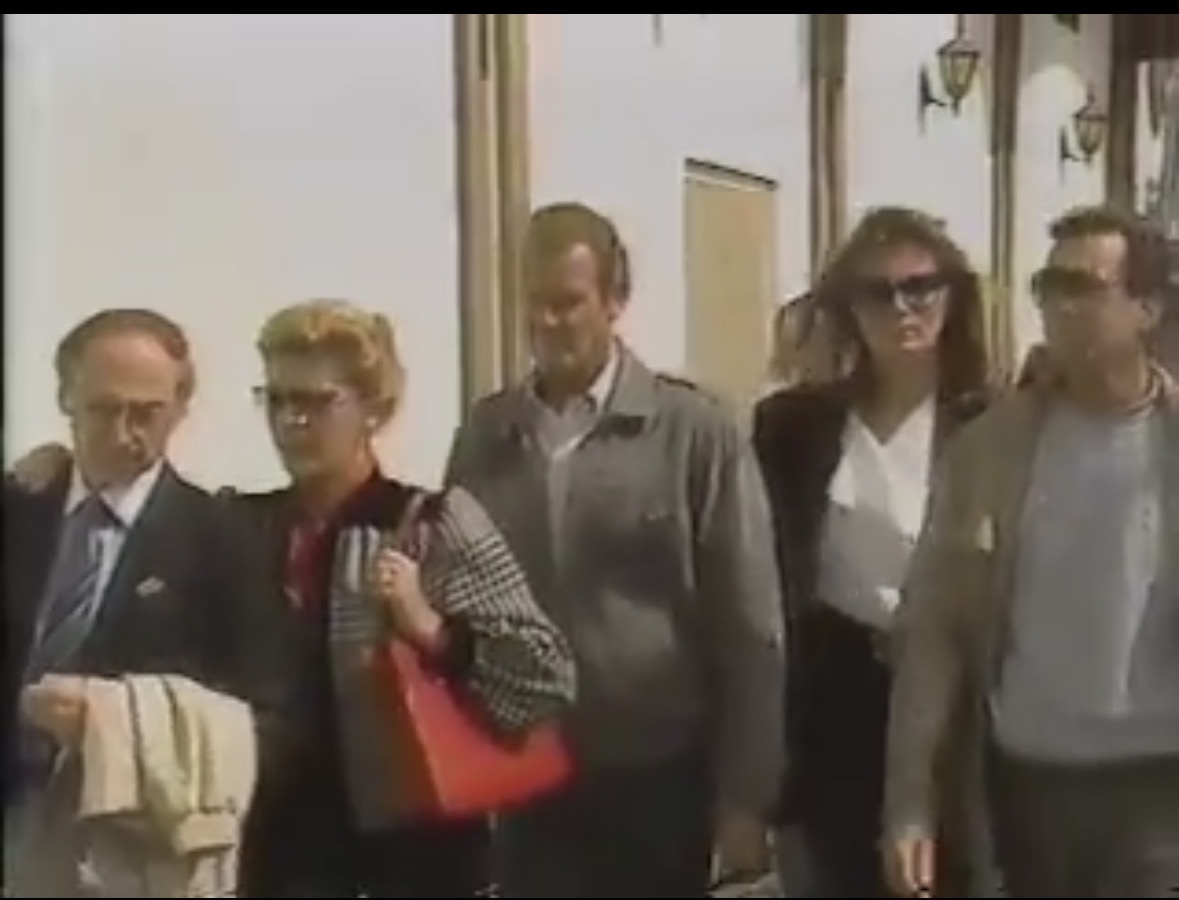 <a href="/RM00799/">RichardM00799</a> <a href="/DoubleODispatch/">The Double-O Dispatches</a> Proven it’s not.

Her hair was darker than that lady and she had a white blouse and (80s shoulder pad) jacket.

A BTS shows her on set with her then bf, Dr Steven Zacks. He “buys” clams from Chuck Lee as Bond comes into shot and is wearing the same clothes as below.