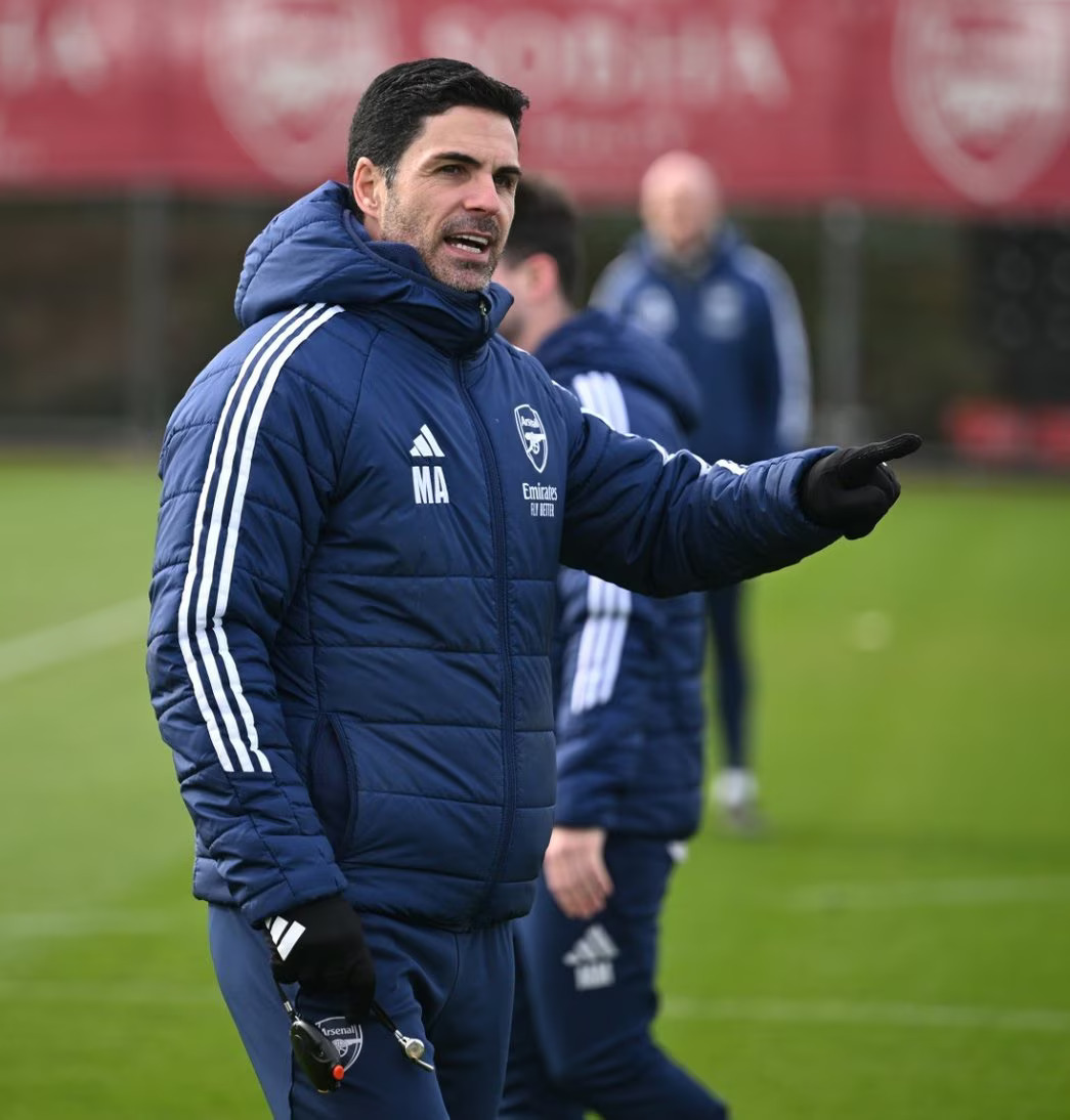 🗣️ Arteta :

« La position dans laquelle on se trouve est un privilège et on l'accepte parce qu'on l'a méritée. 

Sept mois et demi, c'est long pour faire chaque jour ce qu'il faut et performer au niveau qui nous a permis d'arriver là où nous sommes, alors on doit s'en réjouir. »