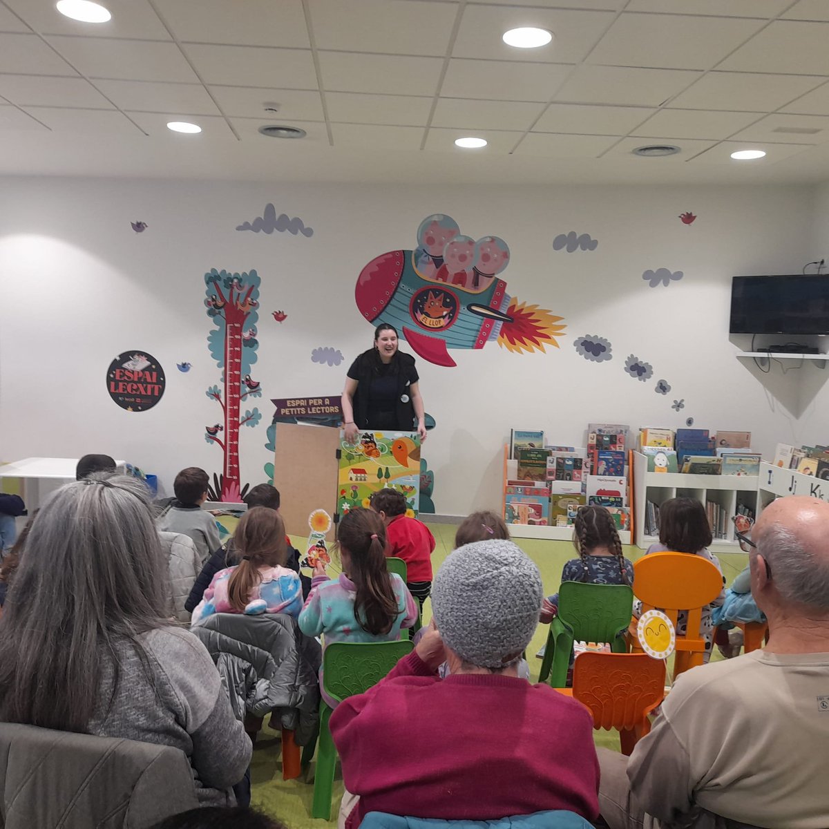 bnavarclessv's tweet image. 🦋Avui hem inaugurat una exposició sobre el món de les papallones, hi serà fins a finals de març.
🦋Seguidament el conte gegant de la gran viatgera. 
🦋Propera activitat: comptatge i identificació papallones dissabte 28 de febrer, 11:00 
#BibliolabXBM #jardipapallones #CocreaXBM