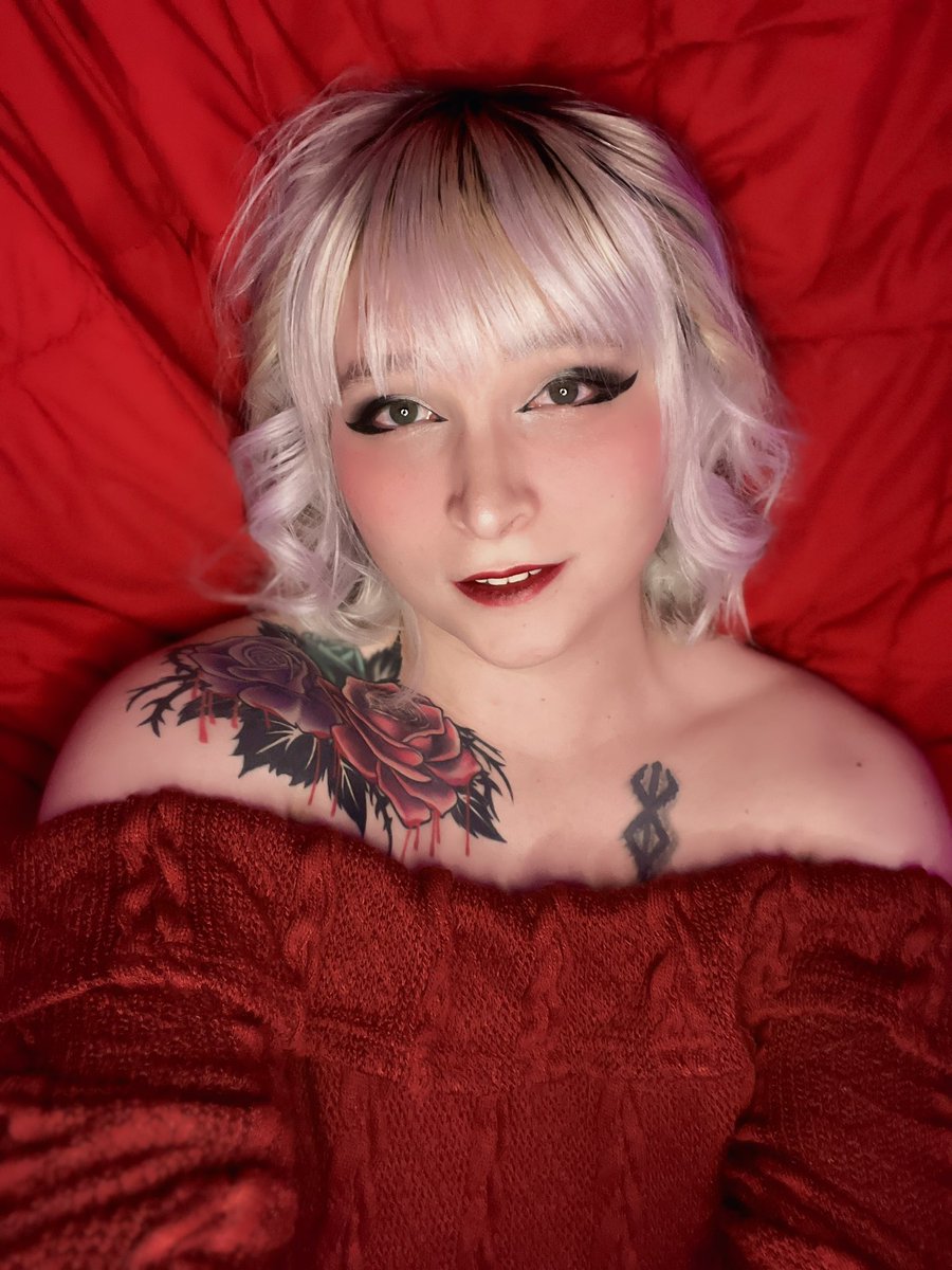 Haven’t had time to take any new selfies recently so here’s an old fav of mine :3