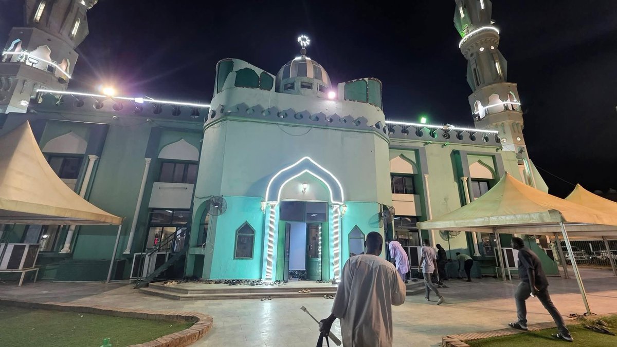 HudeyfaSheikh's tweet photo. • أول صلاة تراويح بعد الحرب بمسجد السيدة السنهوري بحي الرياض بالعاصمة الخرطوم.🌙💛✅🇸🇩 https://t.co/5i5a5vhtlD