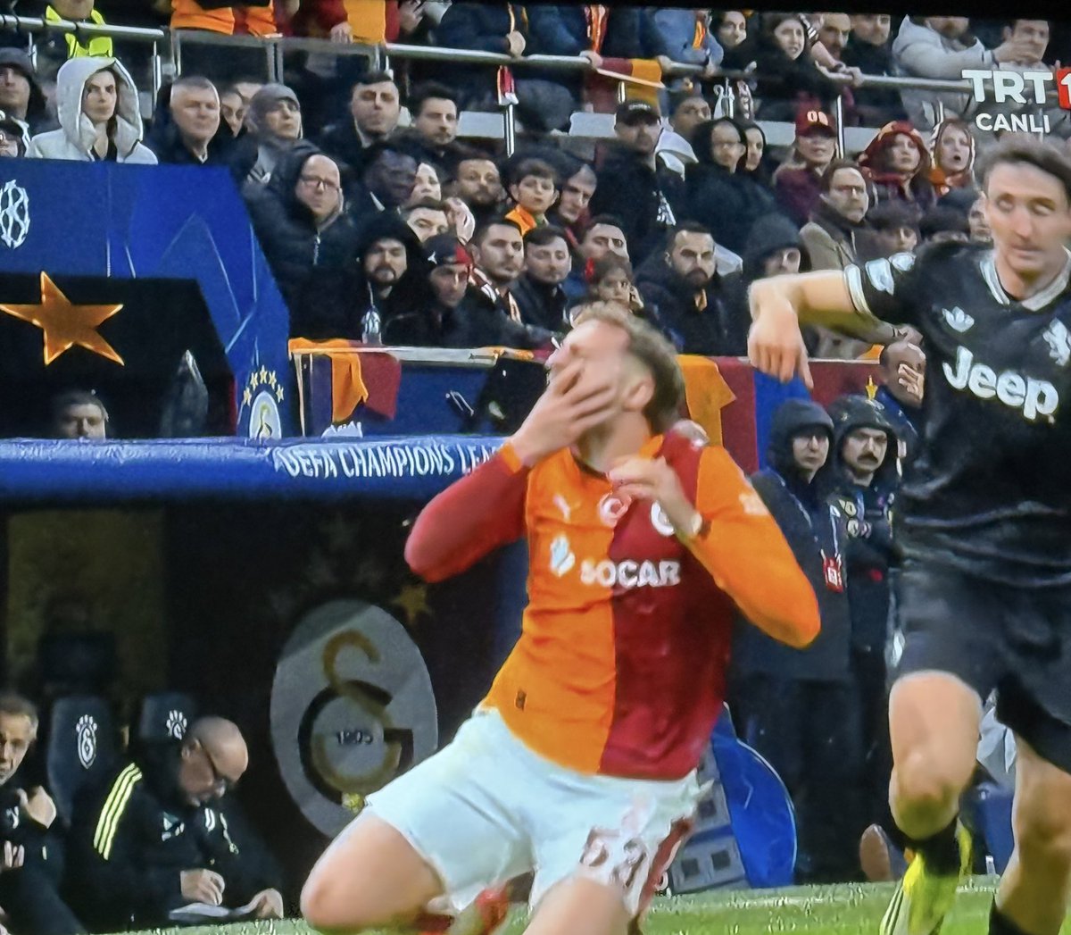 yescontextfb's tweet image. Kalk barış kalk yabancı hakemler yemiyor bunları