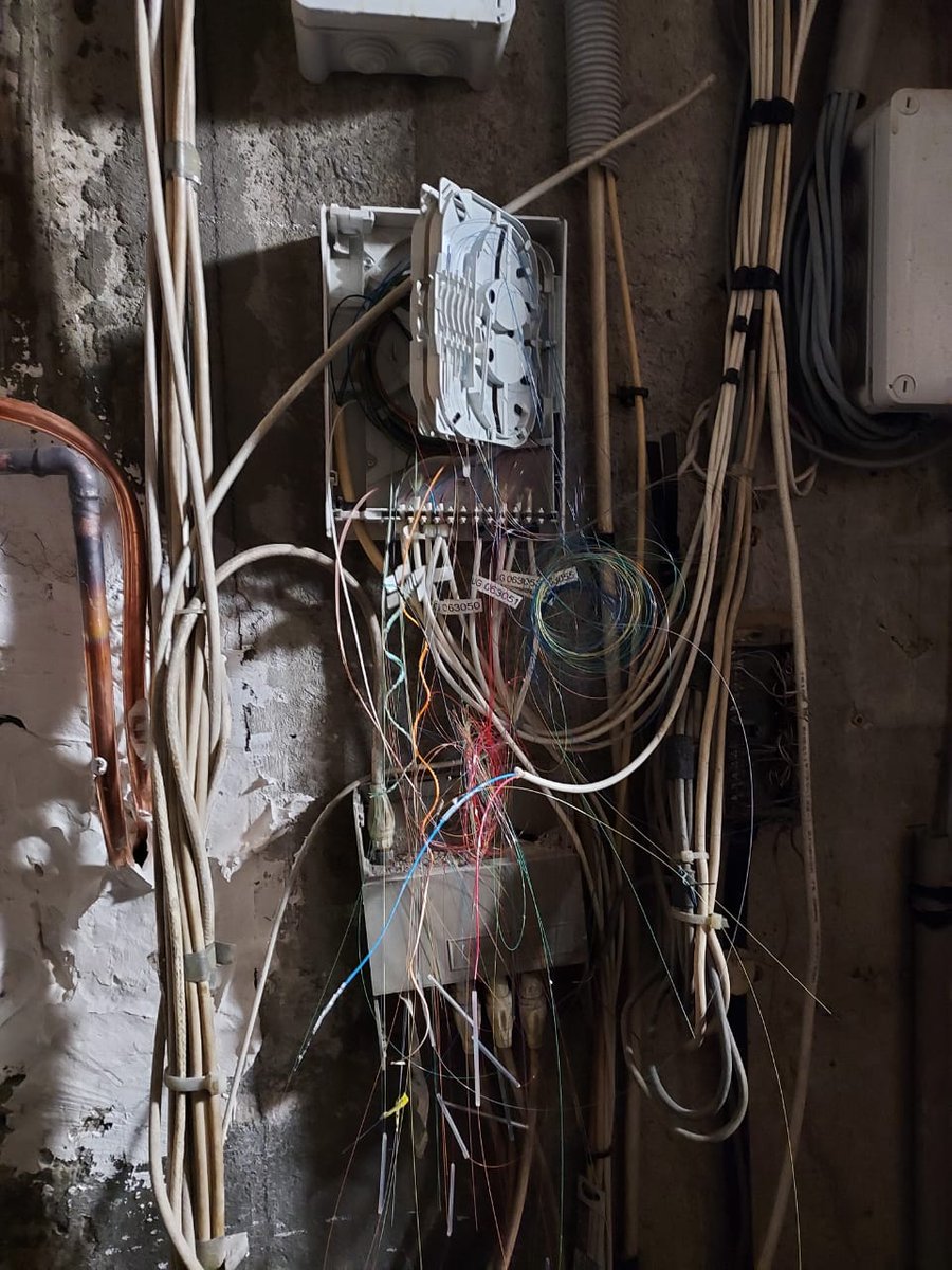 <a href="/mtwit75/">Enzo Morel</a> Chez ce bailleur, l'état des façades résidence Erard Charenton 519 logement ILN après réhabilitation/plan climat Travaux réceptionnés
En parallèle état de l'armoire fibre, état d'un local technique (+de 150) qui abrite compteurs eau gaz électricité Détonnant