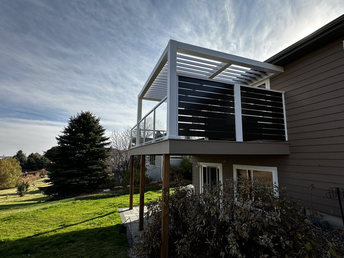 HeritageExt's tweet photo. This project features a custom Azenco pergola paired with Vista railing with glass — creating a clean, modern outdoor space that feels open, protected, and elevated.

#HeritageExteriors #Azenco #VistaRailing #OutdoorLiving #ExteriorDesign https://t.co/MF1uia6dz3