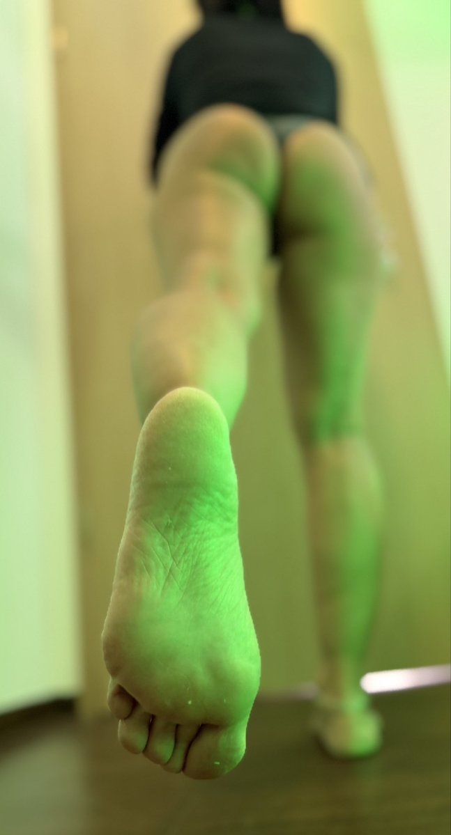 Augen hoch – und genau da bleiben.
Du atmest flach. Mein Duft in deiner Vorstellung. Meine Regeln in deinem Kopf. Du gehörst mir – auch wenn du nur schaust.