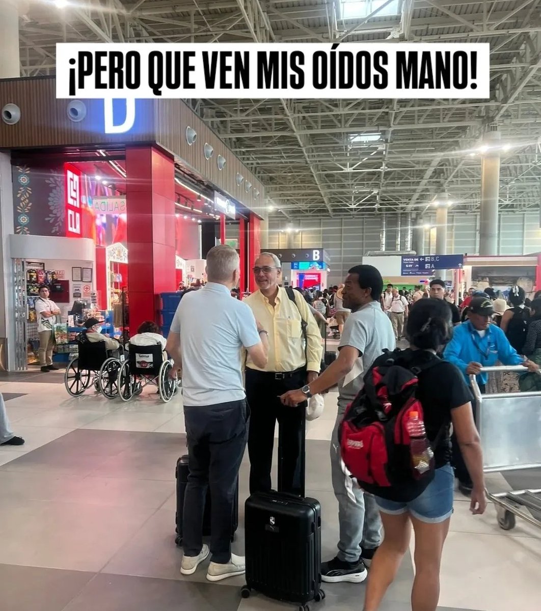 besc12341's tweet photo. NO ES UN SKETCH DE LA ESPECIAL DEL HUMOR ES REAL! MANUEL BURGA, PAULO AUTOURI Y JULIO CÉSAR URIBE EN UNA SOLA FOTO https://t.co/0gNPx1osNw