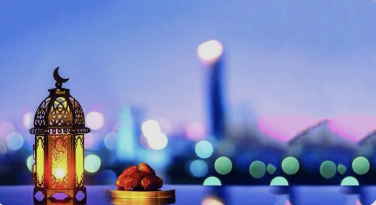 إلى المؤمنين والمؤمنات..
غداً تزدحمُ المآذنُ بالتكبير، واليوم تضيقُ الشاشاتُ بفيضِ التبريكات؛ حروفٌ مرصوصة ودعواتٌ منسوخة.. وبين صخبِ العالَمِ واحتقانِ الصدورِ بالخصام؛ آنَ للأرواحِ أن تستريح، ليكن رمضانُ هذا مِيقاتاً للقلوبِ التي تهنأُ بالصفاء، لا مجرّد مِيقاتٍ للمجاملاتِ