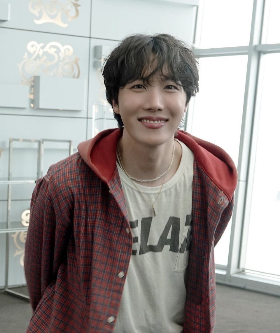 zhazhabtxt's tweet photo. Itβs a Hobi Holiday!! Happy birthday to one of my favorite Aquarians!! πβοΈππΊπ»βοΈ #HoseokDay #HappyBirthdayHoseok https://t.co/EfggIPn0Ev