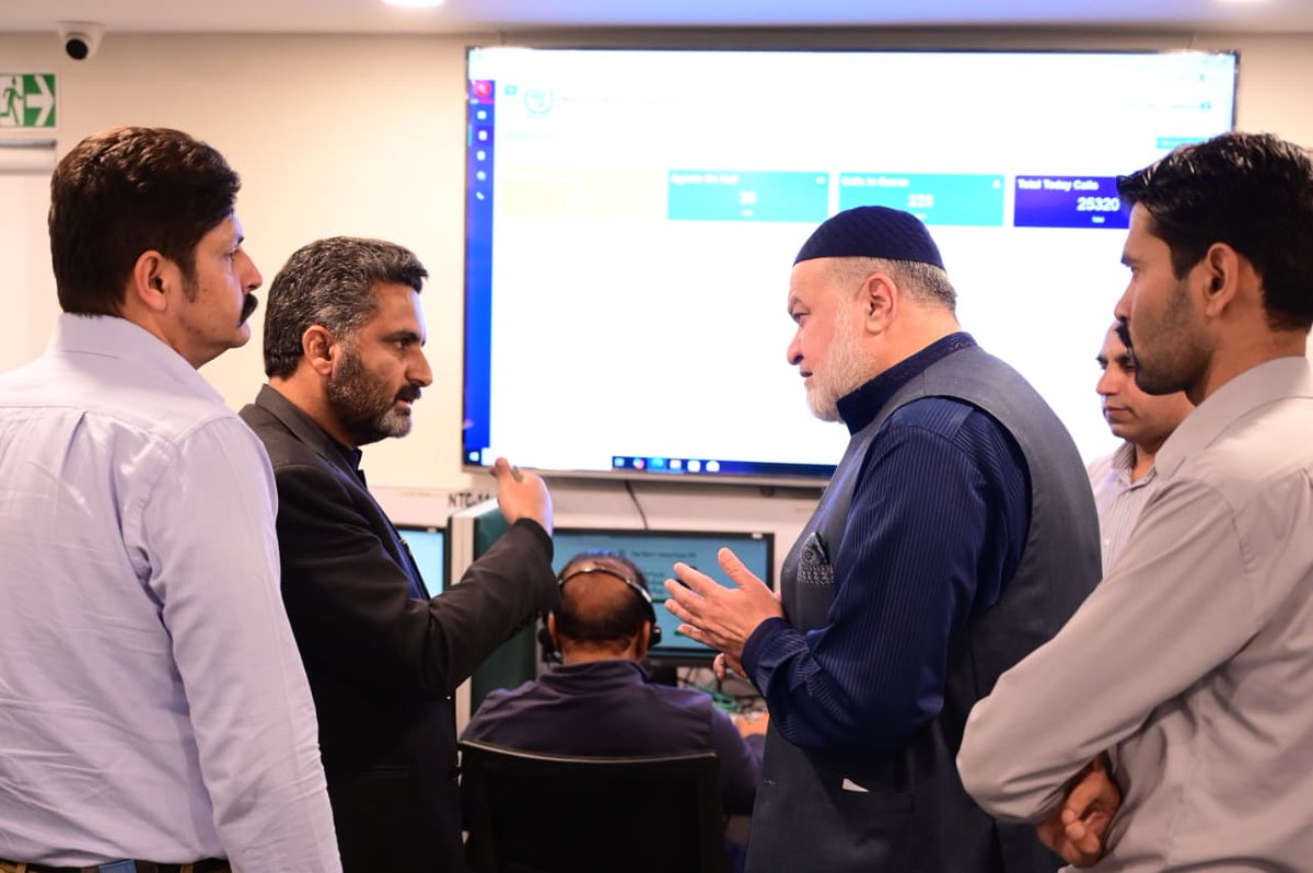 اسلام آباد: وفاقی وزیر برائے تخفیفِ غربت و سماجی تحفظ سید عمران احمد شاہ نے نیشنل ٹیلی کمیونیکیشن کارپوریشن (این ٹی سی) میں قائم رمضان ریلیف پیکج 2026 کے کال سینٹر کا دورہ کیا اور انتظامات کا جائزہ لیا۔ بریفنگ میں بتایا گیا کہ ایف-5 کال سینٹر 15 فروری سے فعال ہے جہاں 50 تربیت