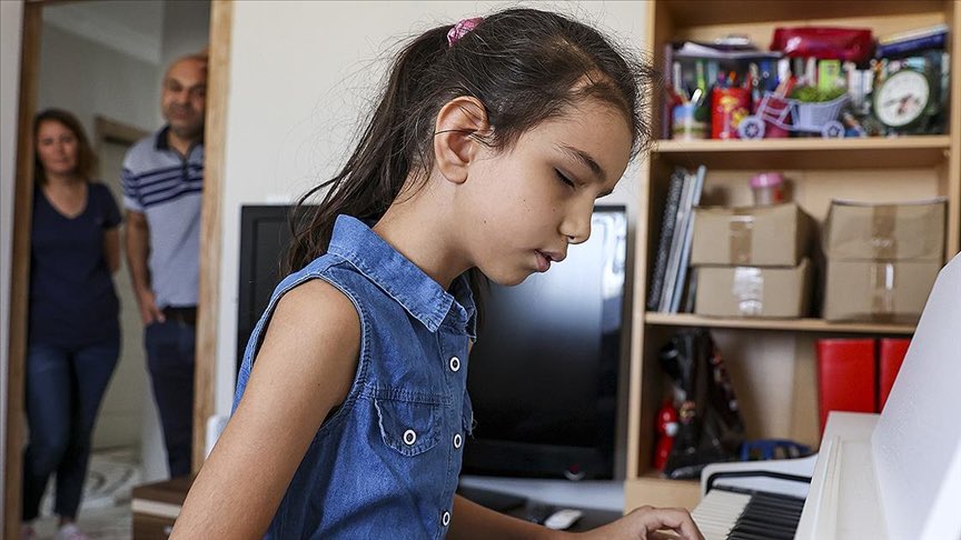 🔺Tam on yıl önce (17 Şubat 2016), askerlerin kalpgâh dediği Merasim sokakta, pekaka terör örgütü askeri servis araçlarına bombalı saldırı düzenlemiş, 29 şehit verilmiş ve 75 kişi yaralanmıştı.
🔺işte o patlamada gözleri kör oldu Buse’nin.
Henüz 4 yaşındaydı.
🔺Buse’nin