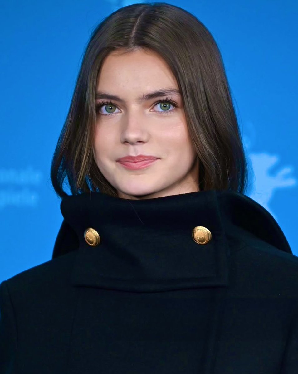 waiting for her to serve THIS FACE in her season cause our Hyacinth Bridgerton’s beauty is beyond UNREAL.