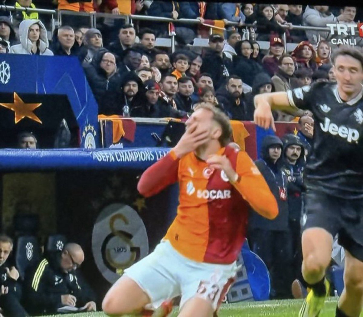 Lothbrok1907_'s tweet photo. Allahım ,
Futbolcusundan , başkanına taraftarından terörden hapis yatan as başkanına bu kadar üçkağıtçı şerefsiz bir camia olabilir mi ya ? 

Barış alper Toreira Sallai her saniye yerde hakemi aldatmaya çalışıyor. Utanmıyorlar 

AHLAKSIZ YARATIKLAR. Juventus siksin ananızı. Rezil ettiniz Ülkeyi

Kenan yıldız