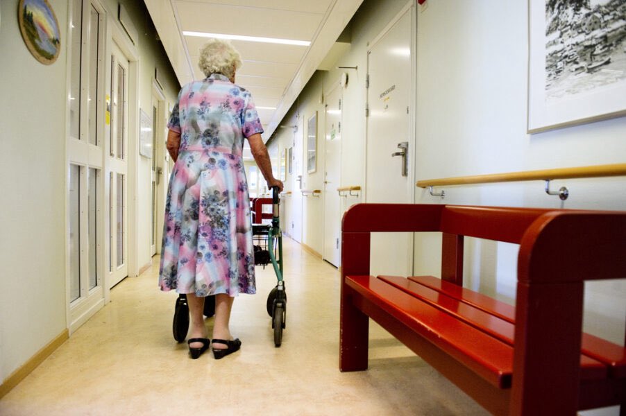 Sker det fortfarande ett sexuellt övergrepp mot äldre kvinnor i livets slut var fjärde dag i svensk omsorg? Alltså 80-85 om året, som polisen känner till. Och varför har (i så fall) diskussionen stannat av? Den moraliska stormakten börjar hemma vid stugknuten.