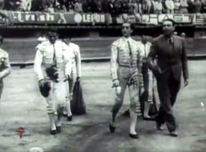 Hoy hace 80 años vuelta triunfal en El Toreo de la Condesa de México de Manolete, Luis Procuna y Pepe Luis Vázquez que cortan un rabo cada uno a toros de
<a href="/COAXAMALUCAN/">Coaxamalucan</a>, foto de <a href="/titafa/">alejandra carvajal glez</a> Alejandra Carvajal, nieta del ganadero Felipe González VER portaltaurino.net/enciclopedia/d…