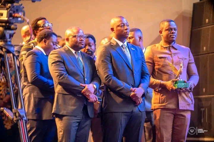 #RDC|Honoré d’avoir assisté à l’investiture de l’Archevêque Ejiba Ya Mapia comme Représentant légal de l’ERC. Au nom de la jeunesse 🇨🇩, j’ai remis une colombe et une médaille, symboles de paix et de reconnaissance pour son engagement social.
#RDC #CNJ #EjibaYaMapia #JeunesseRDC