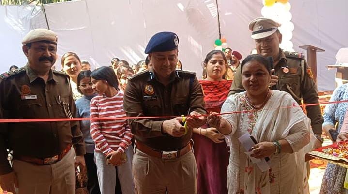 ManmeenWalia's tweet photo. #Breakingnews @DCPWestDelhi #delhipolice #DelhiNews #policegoodwork
West District Police inaugurated a Yuva Skill Centre at Police Station Khyala during Delhi Police Week (16–22 February 2026).
The centre has been started in collaboration with Jan Shikshan Sansthan (JSS) under the Ministry of Skill Development & Entrepreneurship, Government of India.
Twenty youth from economically weaker sections have joined a 40-day Advanced Tailoring Course.
After completing the course, they will receive certificates under the Ministry of Skill Development and Delhi Police YUVA Yojana.
At the same time, a certificate distribution programme was also held at Police Station. Twenty trainees successfully completed the Beauty Care Assistant Course, which started on 1 November 2025 in PS Tilak Nagar.
In a big achievement, four girls from the Beauty Care course received internship offer letters from a reputed beauty salon.
DCP West Darade Sharad Bhaskar said that this initiative shows the commitment of West District Police towards community development and youth empowerment. He added that such programmes help youth gain skills, become self-reliant, and stay away from negative activities.
West District Police will continue to organize similar skill development programmes in other police stations to support and empower the youth.
https://t.co/0AO23Ue39z
@DCPWestDelhi @Ravindra_IPS @CPDelhi @DelhiPolice @HMOIndia