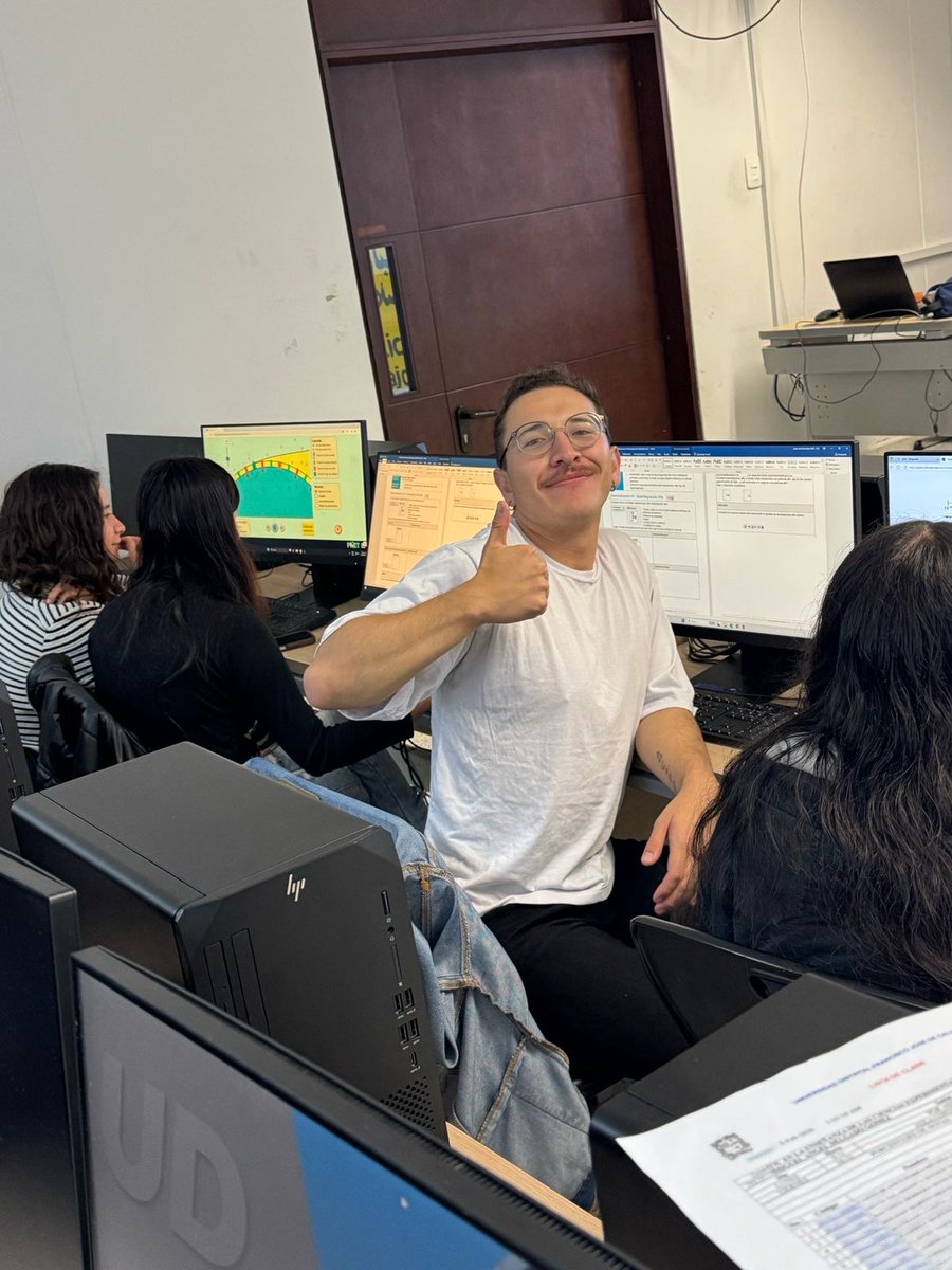 #PhETGlobal 
En Colombia, el profesor Miguel Delgado impulsa el uso de TIC en la Universidad. En su curso, futuros docentes de Química exploraron simulaciones PhET y diseñan su Proyecto de Aula para enseñar y evaluar ciencias con mediaciones tecnológicas.
