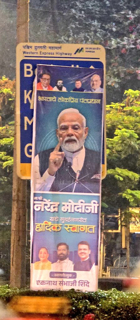 j_gorivale's tweet photo. @mybmc Extremely concerned about the dangerous hoardings put up along the Airport Highway/WEH to welcome the French President. These are installed haphazardly on flyovers and—even worse—directly covering directional SIGN BOARDS on the WEH
This is a major safety risk for motorists https://t.co/VpCOwazu3s