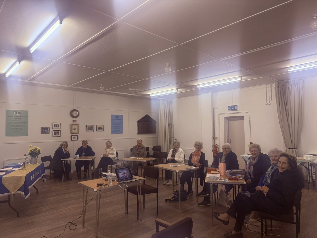 SommeAssoc's tweet image. This afternoon it was off to the Braniel Hall near Lisburn to talk to the ladies of Hillhall Women’s Institute on the subject of ‘Women in the First World War’. 

Thank you for the generous donation and the lovely pancakes 🥞 😄

#women 
#outreach