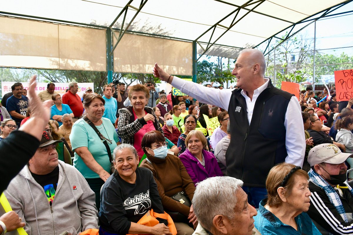 Hoy llevamos la brigada municipal a Las Dalias, donde realizamos diferentes acciones como rehabilitación de drenaje sanitario, mejora de la plaza pública, limpieza y bacheo en beneficio de esta colonia y sus alrededores.