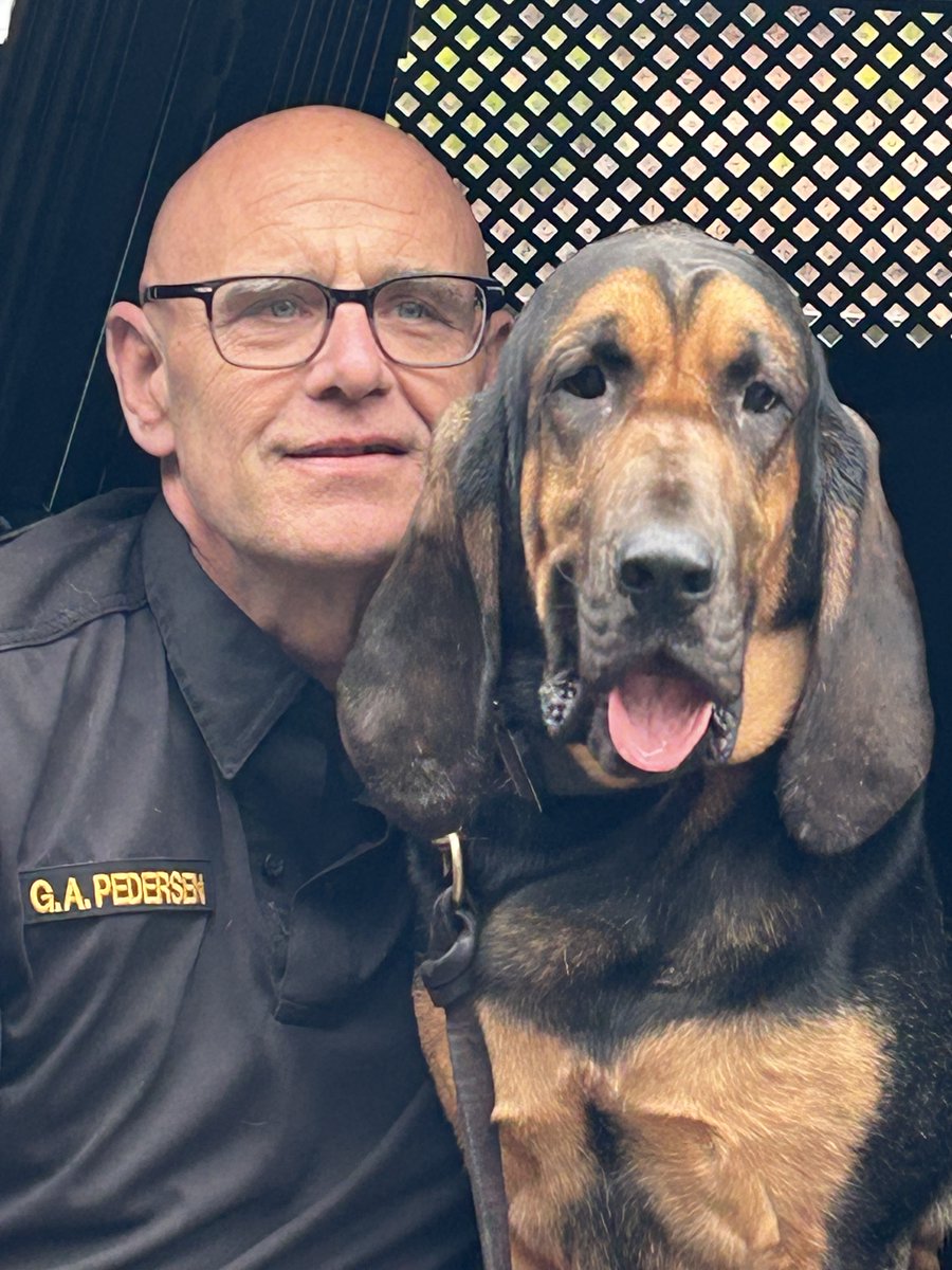 North Carolina Bloodhound Team Uses SEKR to Help Locate Missing 12-Year-Old Runaway! Master Dep. Glen Pedersen and K9 Honey of New Hanover County Sheriff’s Office responded to assist WPD in locating a missing at risk 12-year-old facebook.com/scentevidencek…