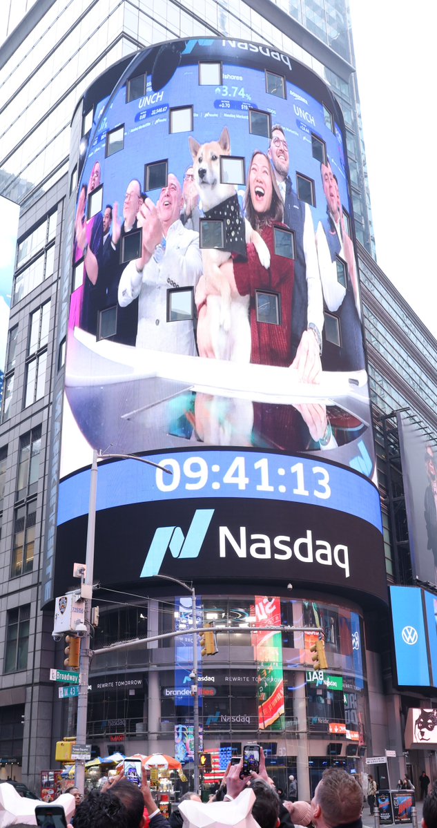 houseofdoge's tweet image. Meet Kimchi, our #ChooseMyShibe winner, and her human @peekabooxp 

They joined House of Doge at the @NasdaqExchange  this morning in NYC to represent the Dogecoin community on the big stage and help us celebrate the Dogecoin ETF launch with our partner @21shares_us.

Drop some